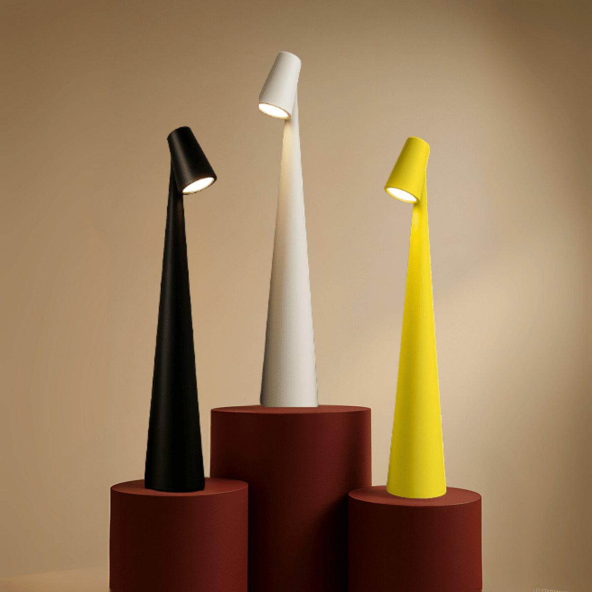 Kabellose Tischlampe mit warmweissem LED-Licht auf einem Tisch