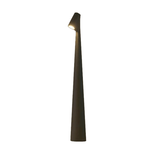 Kabellose Tischlampe mit warmweissem LED-Licht auf einem Tisch