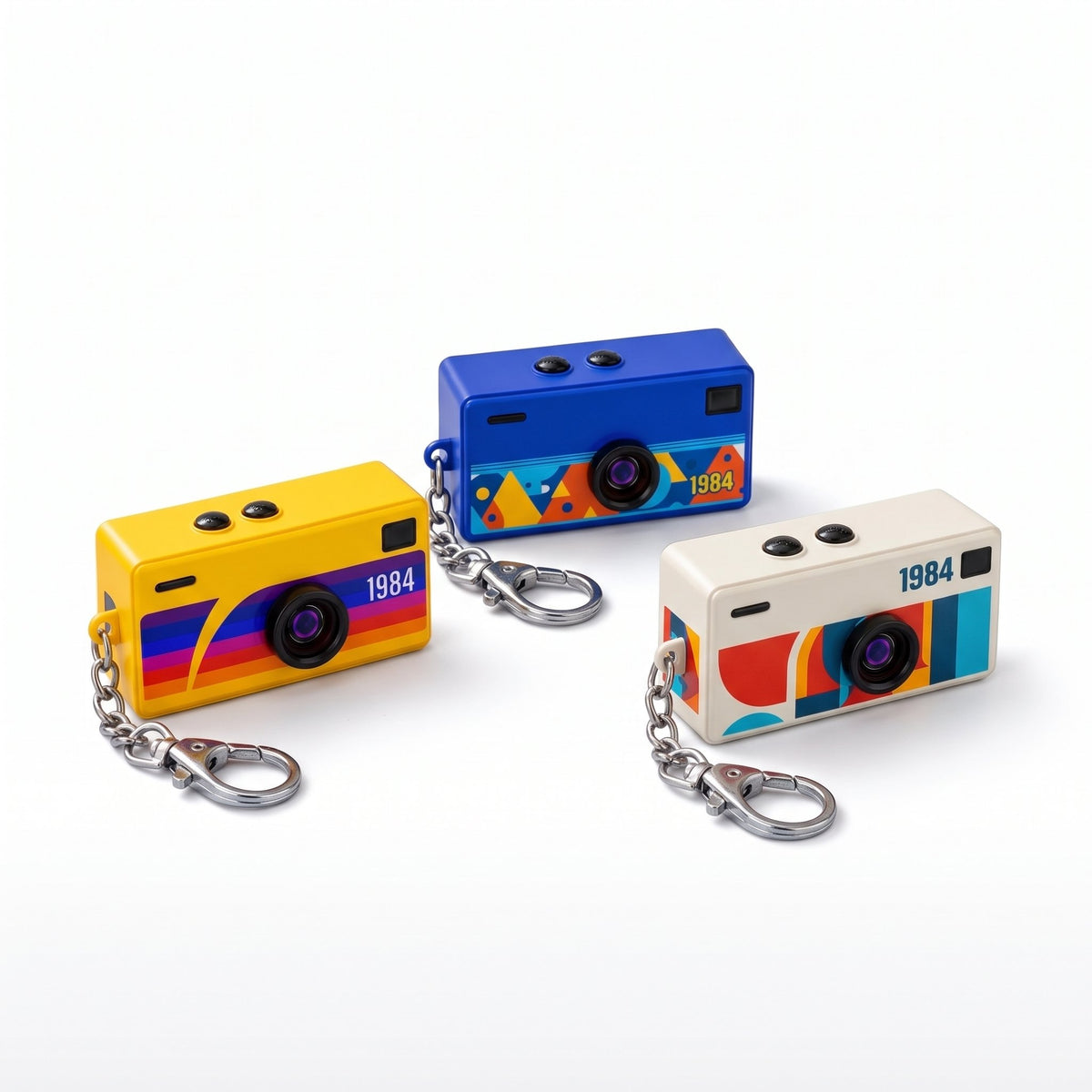 Farbige Mini-Kamera im Retro-Look mit Ring und Kette als Schlüsselanhänger