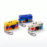 Farbige Mini-Kamera im Retro-Look mit Ring und Kette als Schlüsselanhänger