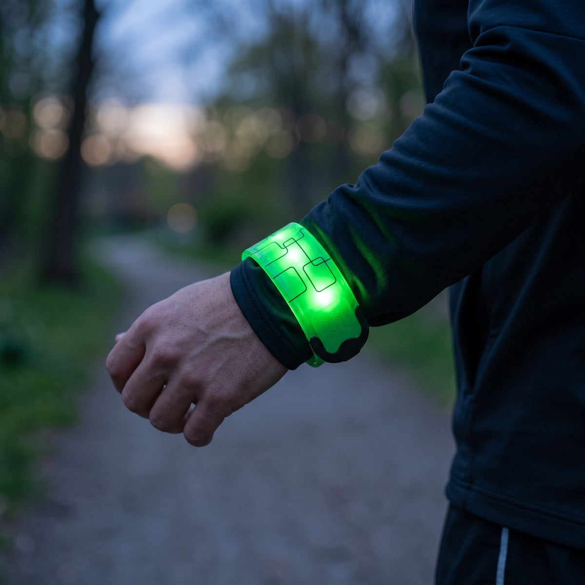 Wiederaufladbares LED-Armband mit leuchtendem Band am Handgelenk