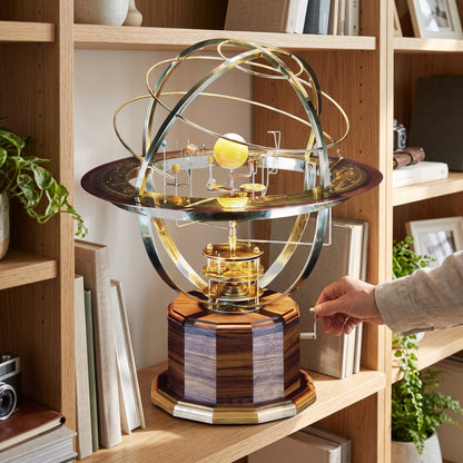 Mechanisches Sonnensystem-Modell mit Messing-Zahnrädern und zwölfeckigem Eichensockel