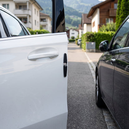 Selbstklebender Kantenschutz aus Kunststoff an der Autotür