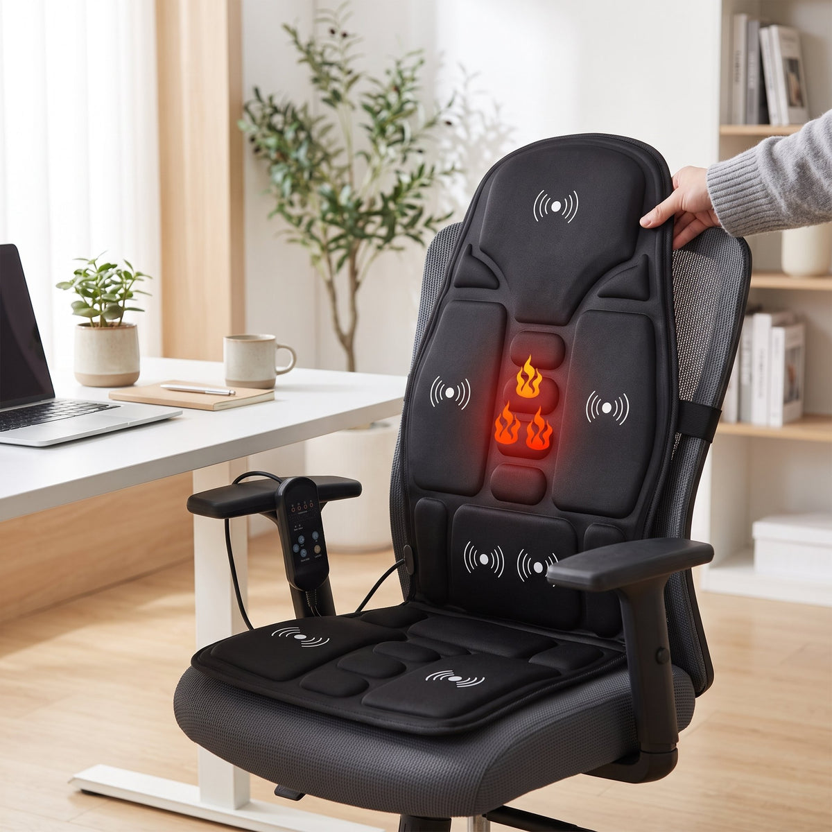Massagekissen mit Wärmefunktion und Lendenstütze auf einem Sofa
