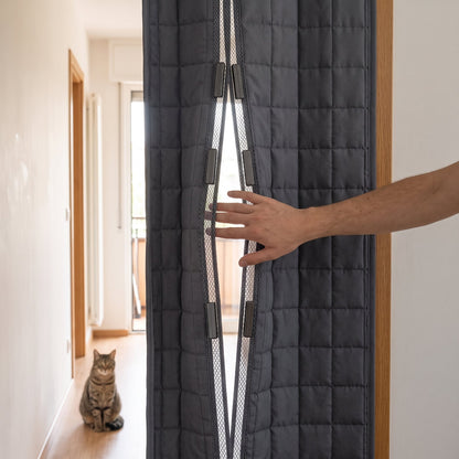 Isolierender Türvorhang mit Magnetverschluss an einer Innentür