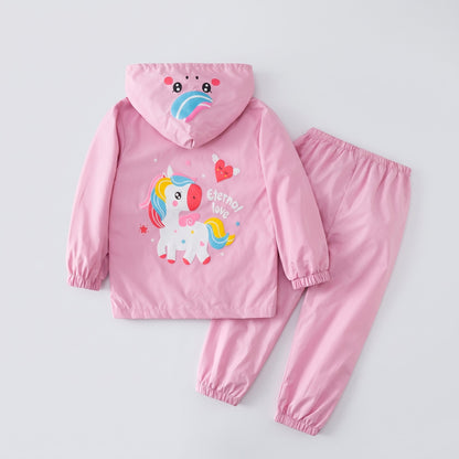 Kinder-Regenanzug mit Kapuzenjacke und Hose in Blau mit Dinosaurier-Motiv und in Rosa mit Einhorn-Motiv