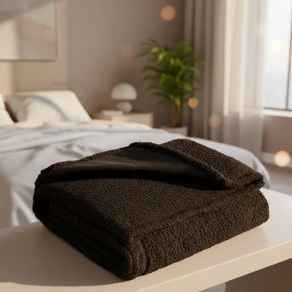 Wasserdichte graue Microfleece-Decke mit TPU-Schicht auf einem Bett