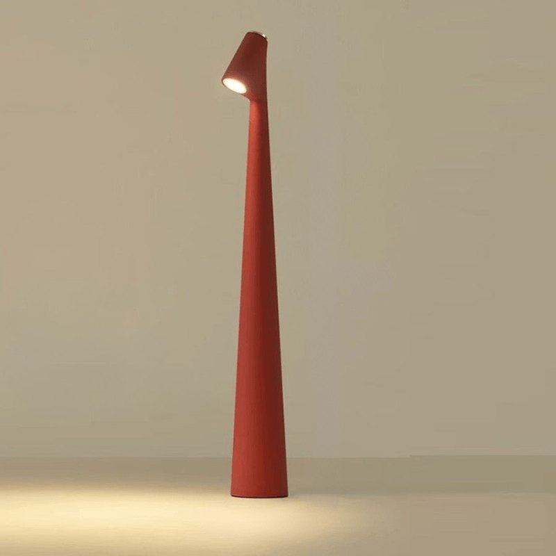 Kabellose Tischlampe mit warmweissem LED-Licht auf einem Tisch