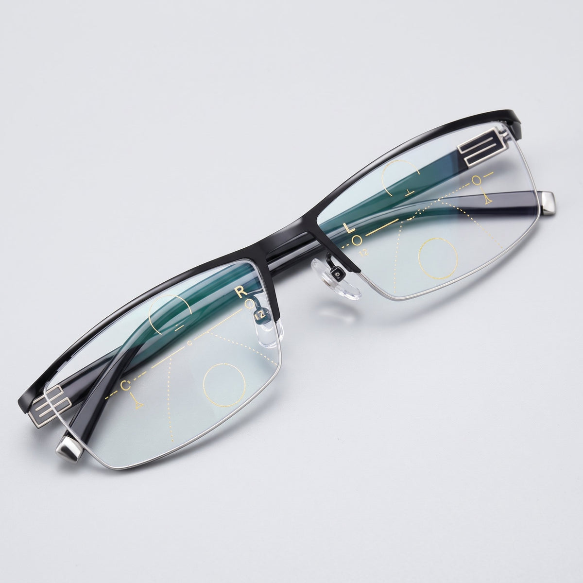 Schwarze Gleitsicht-Lesebrille mit Mehrzonen-Gläsern auf einem Holztisch