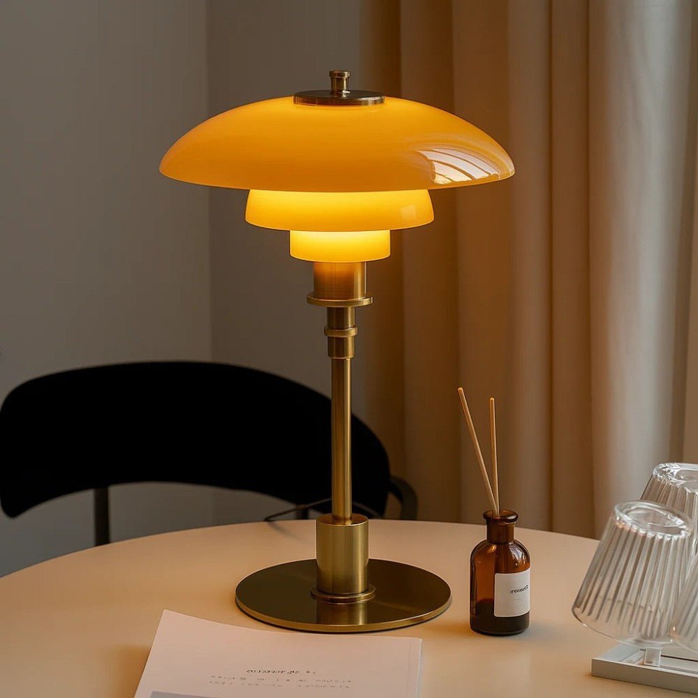Tischlampe Glow aus geschichtetem Glas mit Metallfuss, leuchtet warmweiss