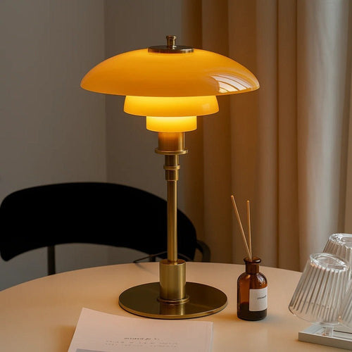 Tischlampe Glow aus geschichtetem Glas mit Metallfuss, leuchtet warmweiss
