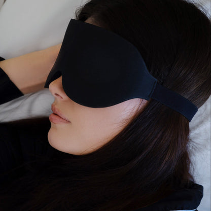 3D Schlafmaske in dunkler Farbe mit geformter Augenpartie