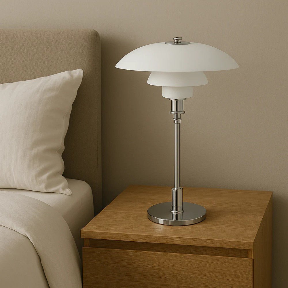 Tischlampe Glow aus geschichtetem Glas mit Metallfuss, leuchtet warmweiss
