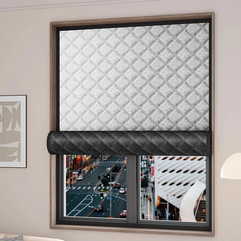 Gesteppter Thermovorhang mit Klettband am Fensterrahmen befestigt