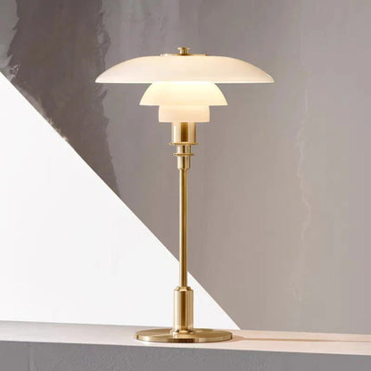Tischlampe Glow aus geschichtetem Glas mit Metallfuss, leuchtet warmweiss