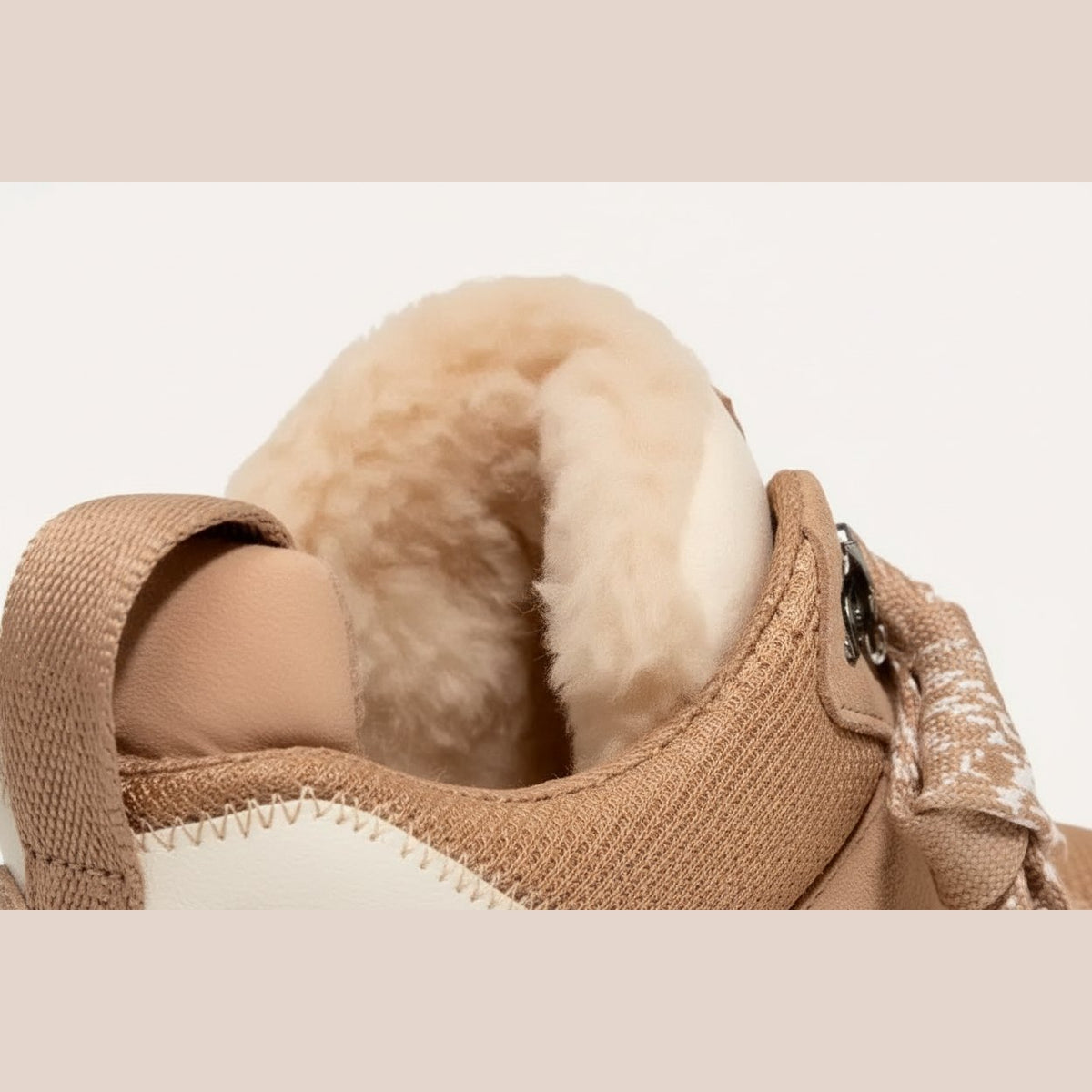 Damen-Winterstiefel aus sandfarbenem Veloursleder mit Kunstpelz-Futter