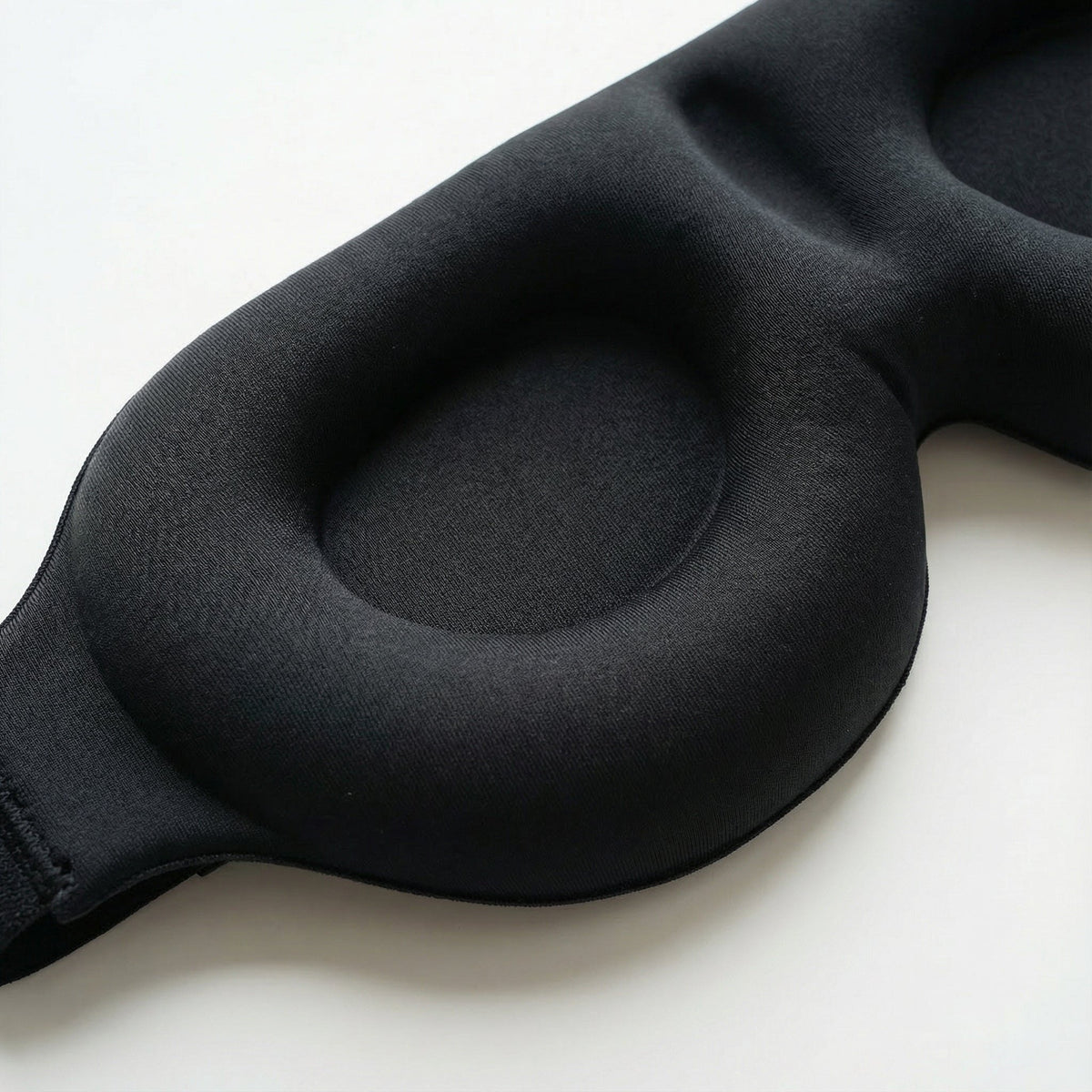 3D Schlafmaske in dunkler Farbe mit geformter Augenpartie