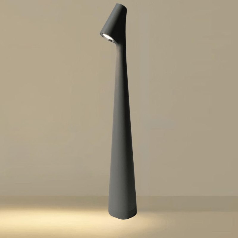 Kabellose Tischlampe mit warmweissem LED-Licht auf einem Tisch