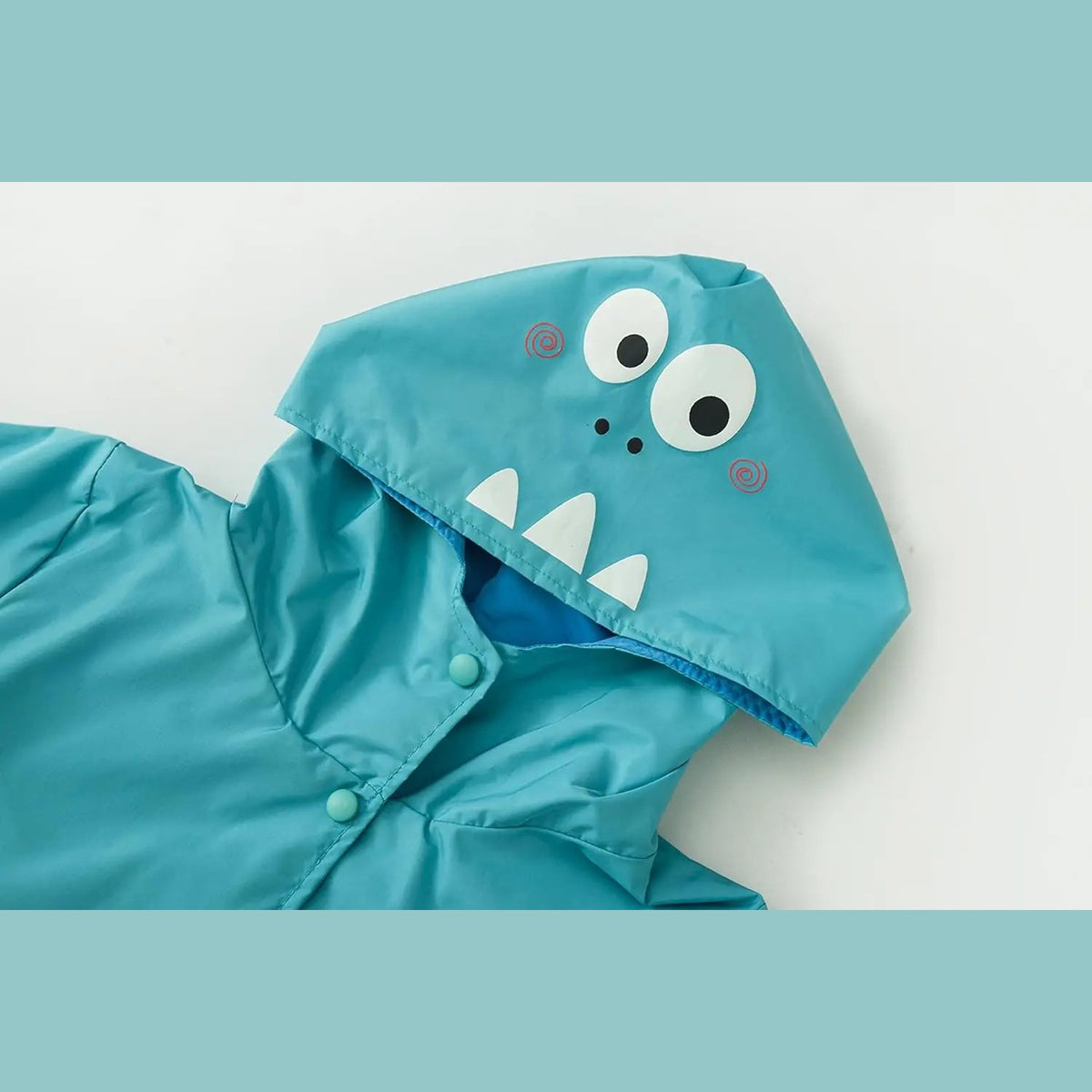 Kinder-Regenanzug mit Kapuzenjacke und Hose in Blau mit Dinosaurier-Motiv und in Rosa mit Einhorn-Motiv