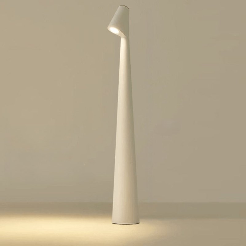 Kabellose Tischlampe mit warmweissem LED-Licht auf einem Tisch