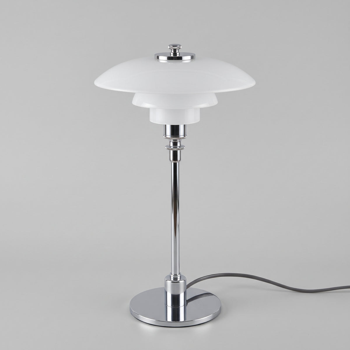 Tischlampe Glow aus geschichtetem Glas mit Metallfuss, leuchtet warmweiss