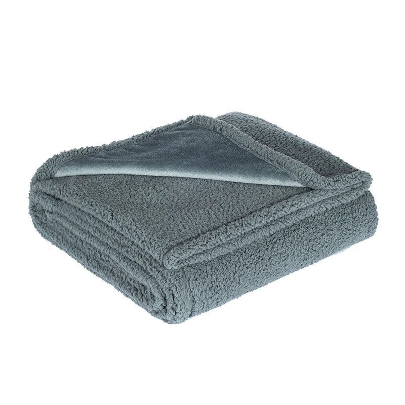 Wasserdichte graue Microfleece-Decke mit TPU-Schicht auf einem Bett