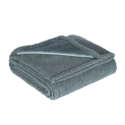 Wasserdichte graue Microfleece-Decke mit TPU-Schicht auf einem Bett