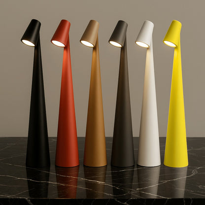 Kabellose Tischlampe mit warmweissem LED-Licht auf einem Tisch