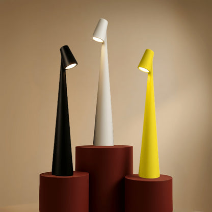 Kabellose Tischlampe mit warmweissem LED-Licht auf einem Tisch