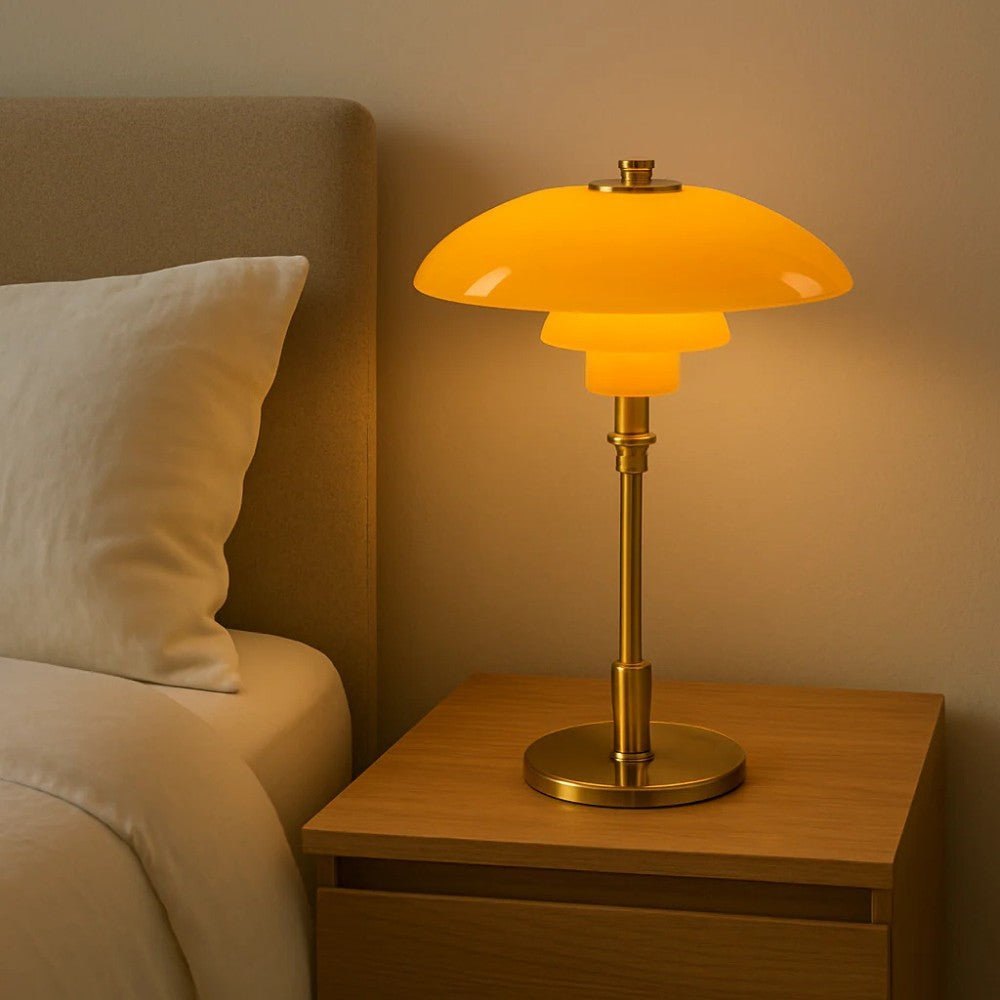 Tischlampe Glow aus geschichtetem Glas mit Metallfuss, leuchtet warmweiss