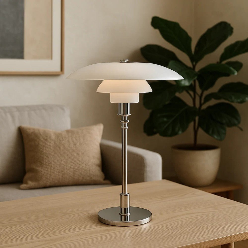 Tischlampe Glow aus geschichtetem Glas mit Metallfuss, leuchtet warmweiss